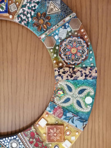 Kreisförmiger persischer Spiegelrahmen in bunten Farben und Stein Verzierungen.