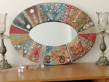ovalerförmiger persischer Spiegelrahmen in bunten Farben und Stein Verzierungen.