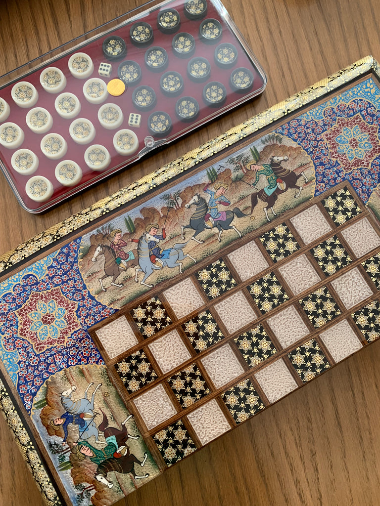 : orientalisches Würfel - Brettspiel in feiner Holzarbeit und schön bemalten Mustern und Figuren. Grösse 40 mal 40 cm