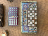 : orientalisches Würfel - Brettspiel in feiner Holzarbeit und schön bemalten Mustern und Figuren. Grösse 40 mal 40 cm