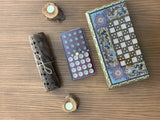: orientalisches Würfel - Brettspiel in feiner Holzarbeit und schön bemalten Mustern und Figuren. Grösse 40 mal 40 cm