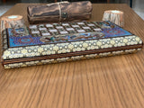 : orientalisches Würfel - Brettspiel in feiner Holzarbeit und schön bemalten Mustern und Figuren. Brettspiel zugeklappt.: orientalisches Würfel - Brettspiel in feiner Holzarbeit und schön bemalten Mustern und Figuren. Grösse 40 mal 40 cm