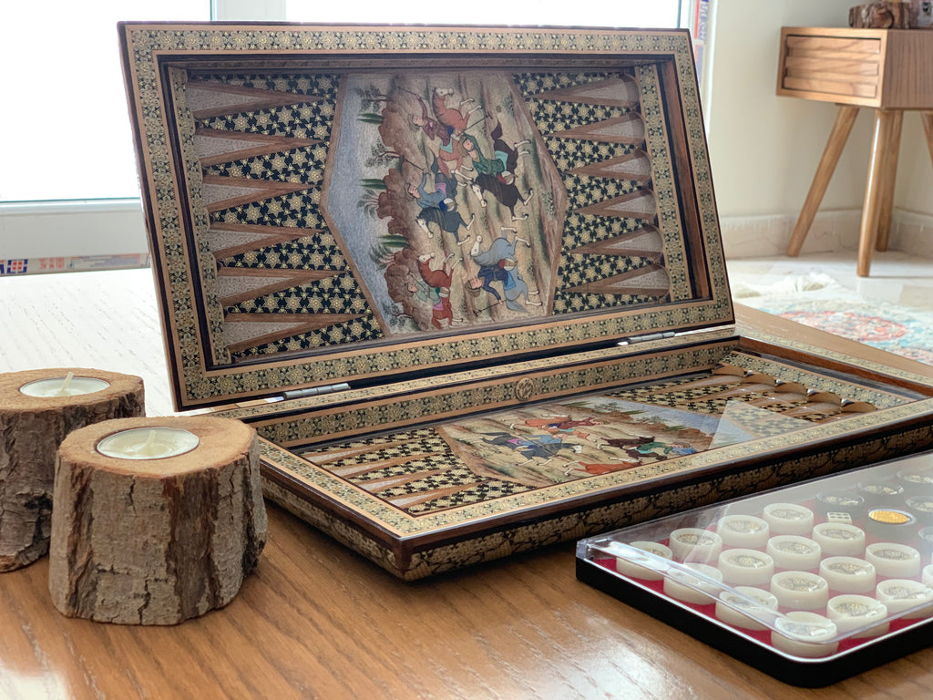 orientalisches Würfel - Brettspiel in feiner Holzarbeit und schön bemalten Mustern und Figuren. Brettspiel aufgeklappt.