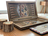 orientalisches Würfel - Brettspiel in feiner Holzarbeit und schön bemalten Mustern und Figuren. Brettspiel aufgeklappt.
