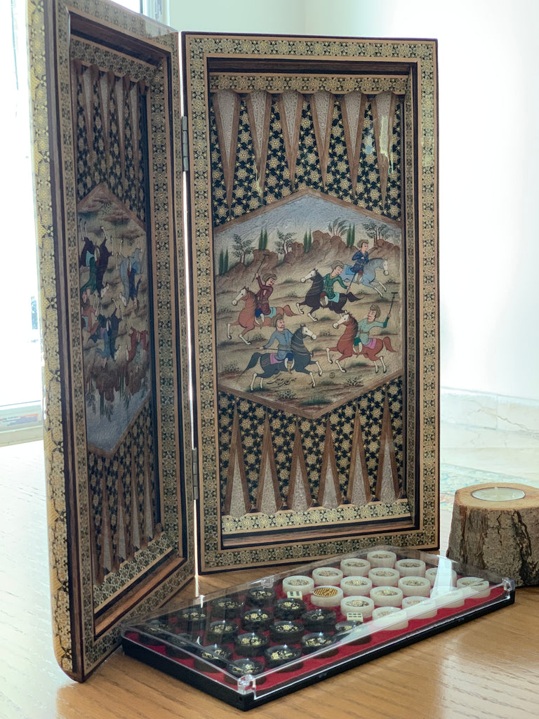 : orientalisches Würfel - Brettspiel in feiner Holzarbeit und schön bemalten Mustern und Figuren. 50 mal 50 cm