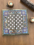: orientalisches Würfel - Brettspiel in feiner Holzarbeit und schön bemalten Mustern und Figuren. Grösse 40 mal 40 cm