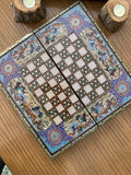 : orientalisches Würfel - Brettspiel in feiner Holzarbeit und schön bemalten Mustern und Figuren. Grösse 40 mal 40 cm