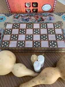 : orientalisches Würfel - Brettspiel in feiner Holzarbeit und schön bemalten Mustern und Figuren. Grösse 40 mal 40 cm