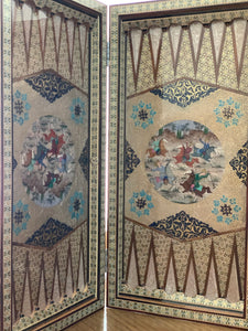 : orientalisches Würfel - Brettspiel in feiner Holzarbeit und schön bemalten Mustern und Figuren. 50 mal 50 cm