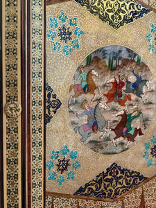 : orientalisches Würfel - Brettspiel in feiner Holzarbeit und schön bemalten Mustern und Figuren. 50 mal 50 cm