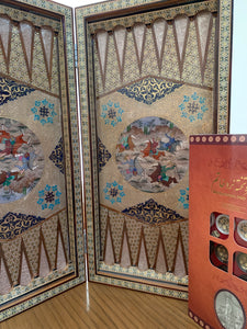 : orientalisches Würfel - Brettspiel in feiner Holzarbeit und schön bemalten Mustern und Figuren. 50 mal 50 cm