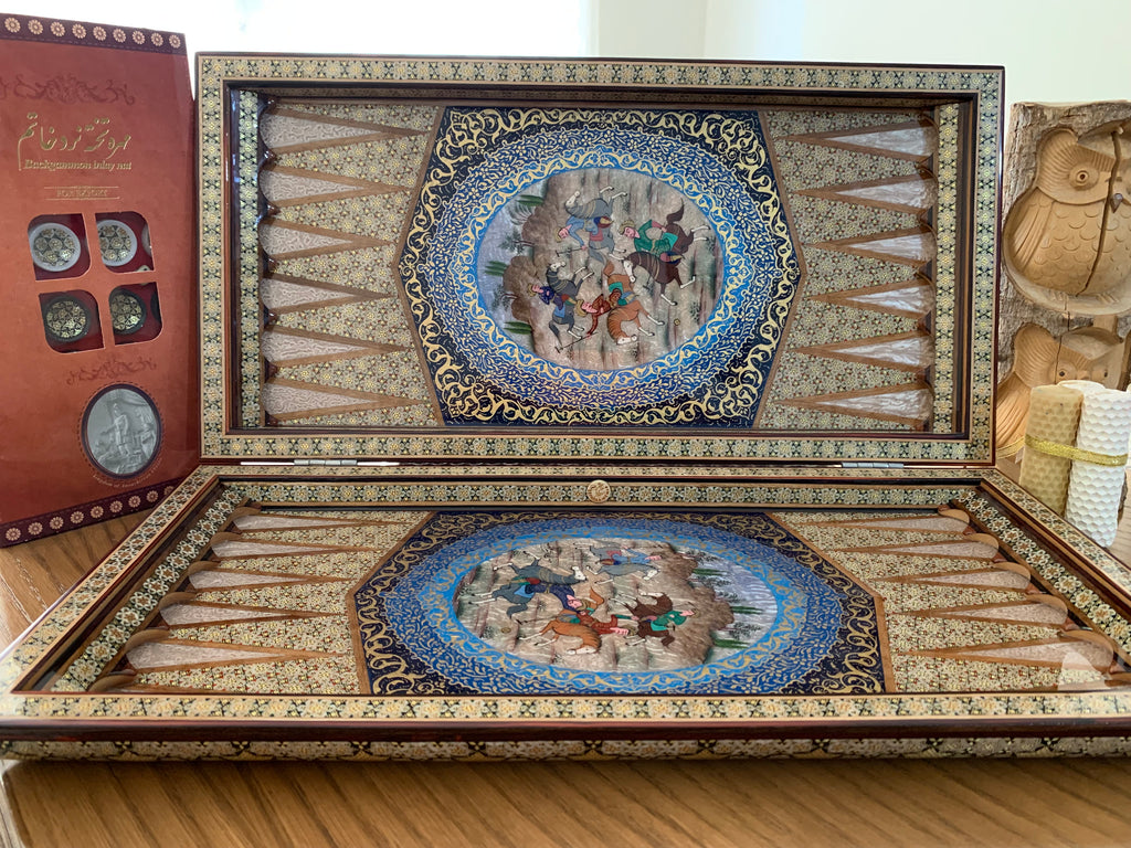 : orientalisches Würfel - Brettspiel in feiner Holzarbeit und schön bemalten Mustern und Figuren. 50 mal 50 cm