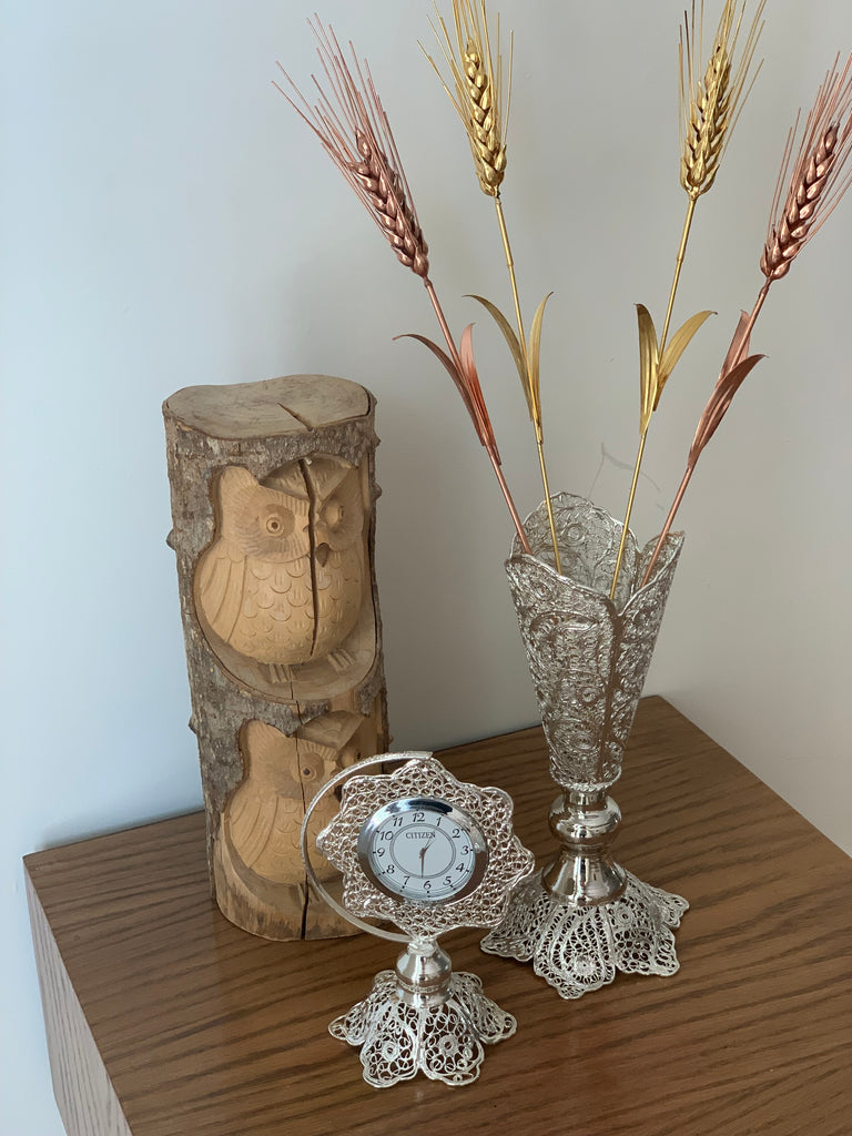 luxuriose Silberne iranische Vase und einer Uhr