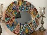 ovalerförmiger persischer Spiegelrahmen in bunten Farben und Stein Verzierungen.