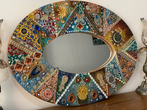ovalerförmiger persischer Spiegelrahmen in bunten Farben und Stein Verzierungen.