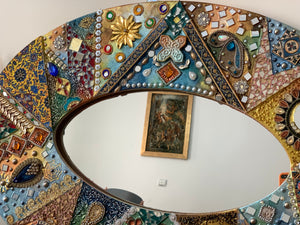 ovalerförmiger persischer Spiegelrahmen in bunten Farben und Stein Verzierungen.
