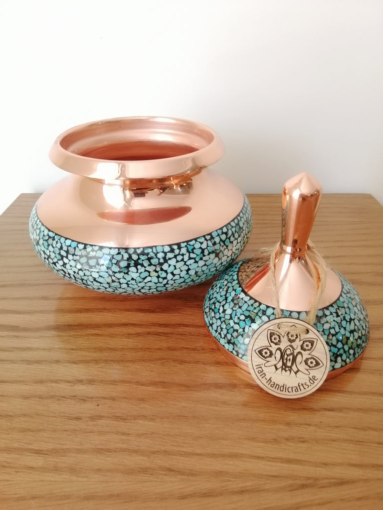 Dakhl Firoozeh sehr eleganter Behälter mit schönen tuerkisen Steinchen und Kupferarbeit.