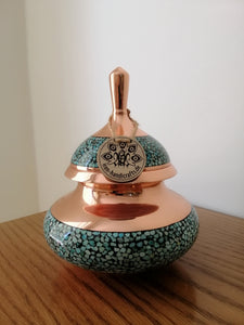 Dakhl Firoozeh sehr eleganter behälter mit schönen tuerkisen Steinchen und Kupferarbeit.