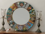 Kreisförmiger persischer Spiegelrahmen in bunten Farben und Stein Verzierungen.