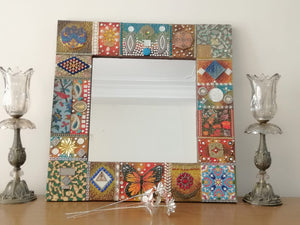 Quadtratisch persischer Spiegelrahmen in bunten Farben und Stein Verzierungen.