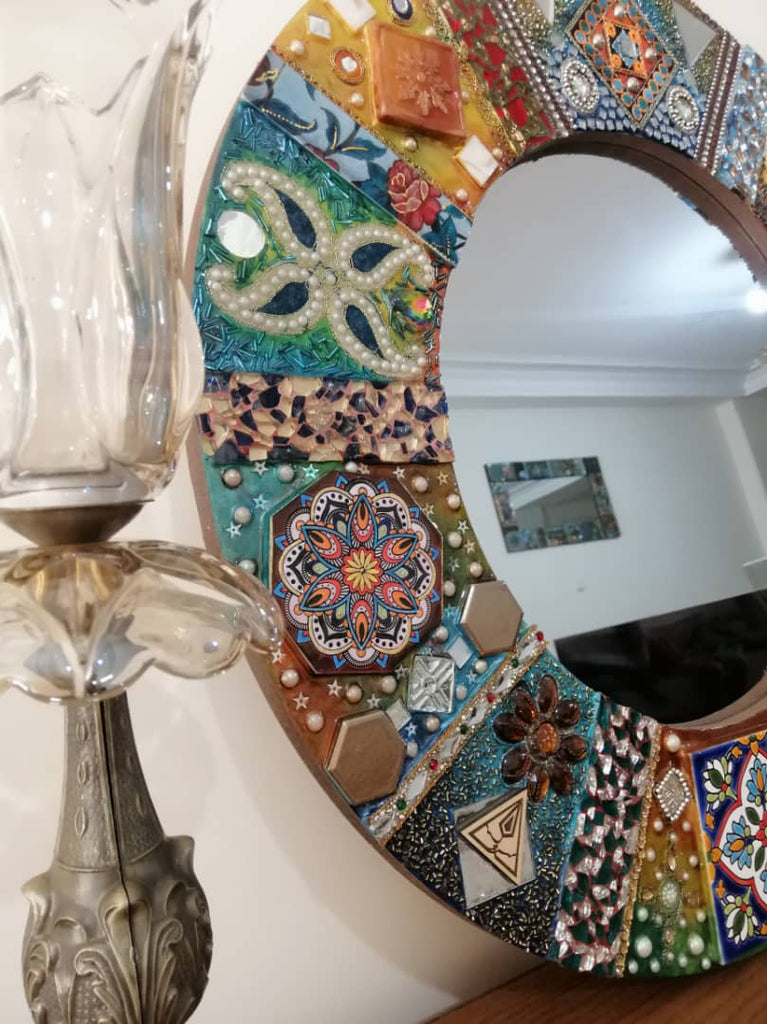 Kreisförmiger persischer Spiegelrahmen in bunten Farben und Stein Verzierungen.
