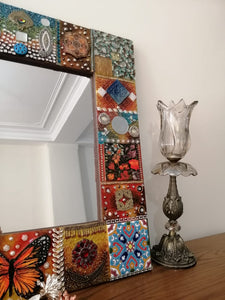 Quadtratisch persischer Spiegelrahmen in bunten Farben und Stein Verzierungen.